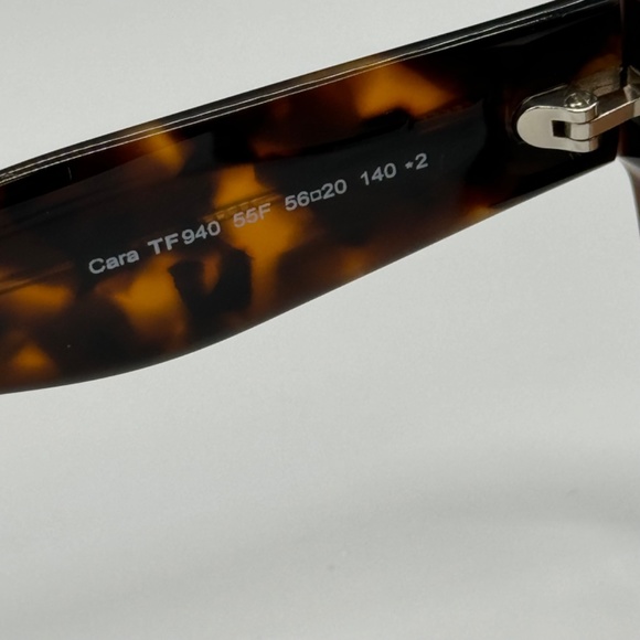 NEW TOM FORD FT0940/S 55F WOMEN CAT EYE SUNGLASSES TOM FORD CARA TF940 BROWN